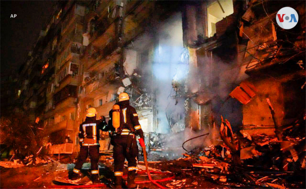 Bomberos inspeccionan los daños en un edificio en Kiev, luego de un ataque con cohetes, el viernes 25 de febrero.