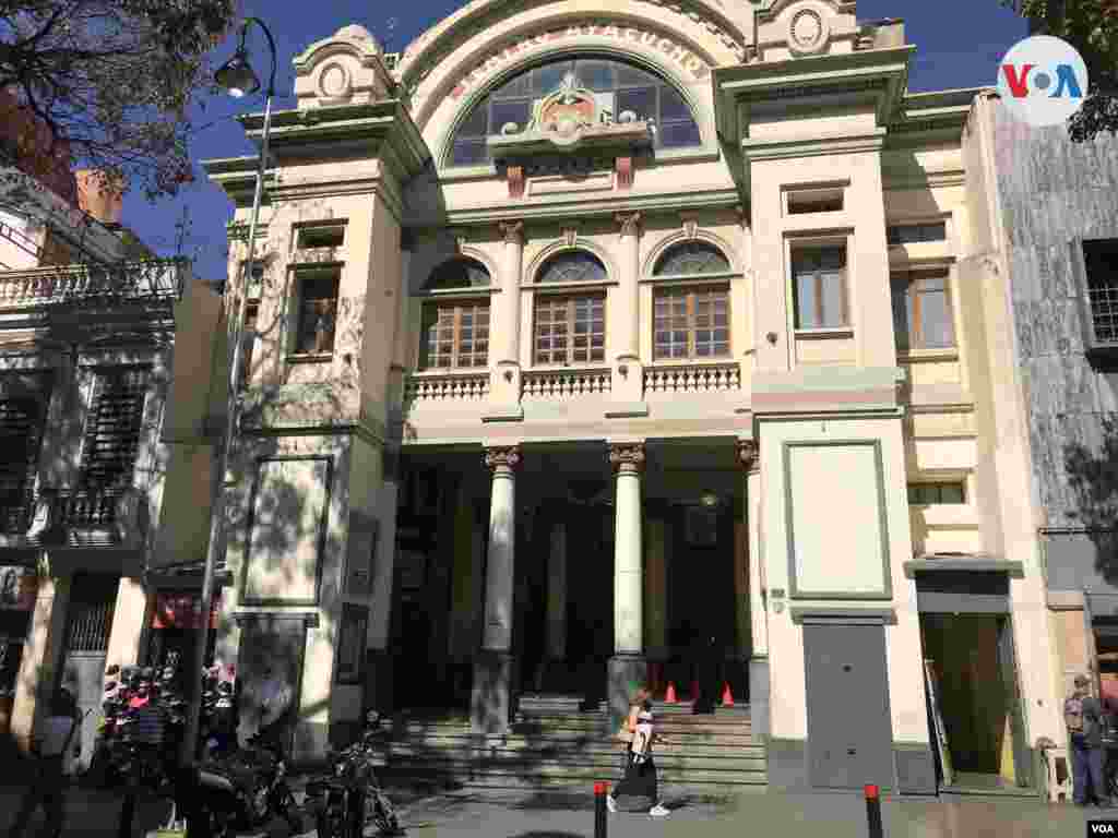 Vista del Teatro Ayacucho, obra del arquitecto Alejandro Chataing, en febrero de 2022. Se trata del segundo cine más antiguo de Caracas. Foto: Carolina Alcalde - VOA.