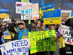 27일 미국 수도 워싱턴 D.C.에서 러시아의 우크라이나 침공을 규탄하는 시위가 진행되고 있다.