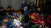 د ای پي خبري ادارې په دې تصویر کې د اوکراین د لویف ښار په رېل سټېشن کې افغانان ښودل کېږي چې د اوکراین نه د وتلو کوښښ کوي