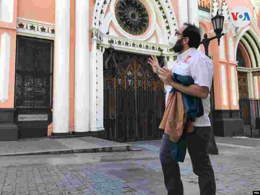 Leandro Rossi, guía y editor principal del proyecto Reencontrarte Caracas, relata anécdotas relacionadas con la construcción de la Basílica de Santa Capilla en el casco central de Caracas, durante recorrido en febrero de 2022. Foto: Carolina Alcalde - VOA.&nbsp;