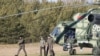 Miembros de la delegación ucraniana desembarcan de un helicóptero cuando llegan para conversar con representantes rusos en la región de Gomel, Bielorrusia, 28 de febrero de 2022. Sergei Kholodilin/BelTA/Foto vía REUTERS.