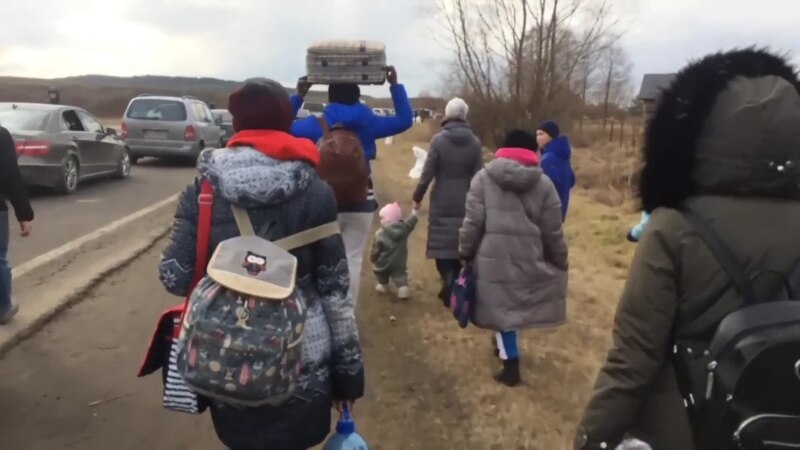 Les réfugiés ukrainiens à la frontière polonaise