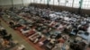 صدها تخت در داخل یک سالن ورزشی برای اسکان پناهندگان اوکراینی که از تهاجم روسیه فرار کرده‌اند در شهر مرزی مدیکا، لهستان - ۱ مارس ۲۰۲۲