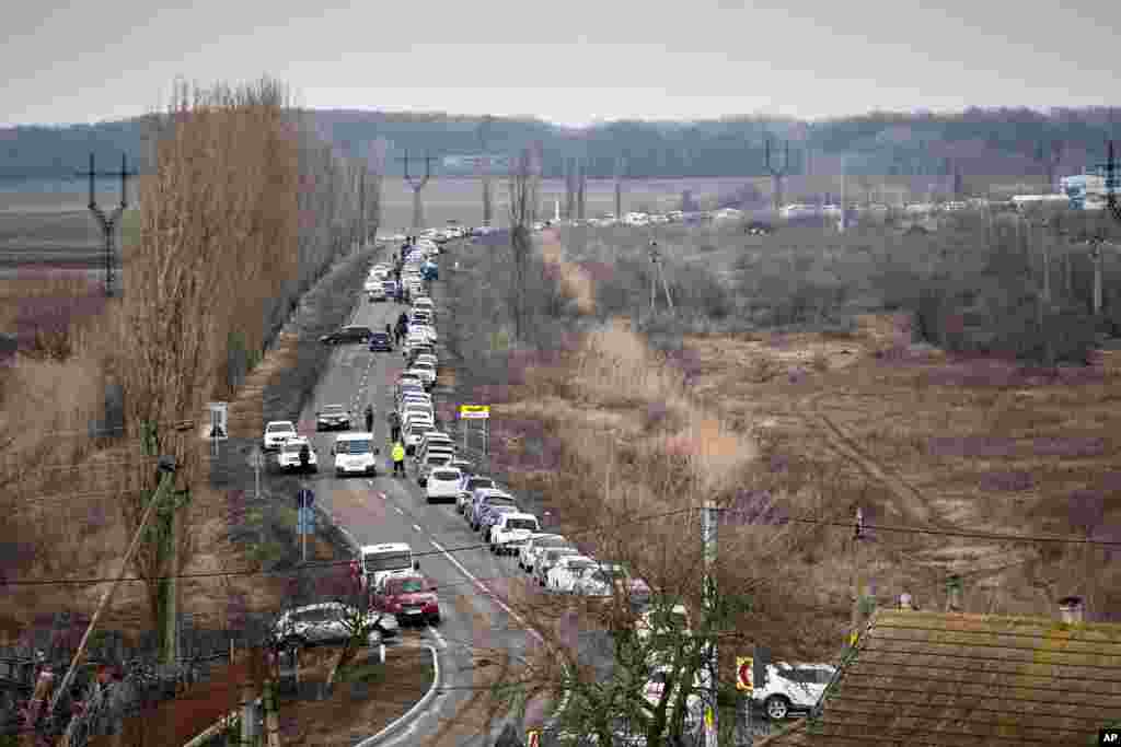 صف خودروهای منتظر عبور از مرز و ورود به مولداوی (۲ مارس ۲۰۲۲)
