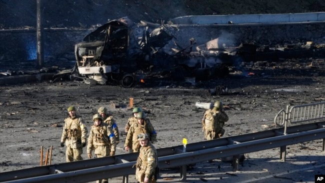 Njësitë ukrainase duke patrulluar në Kiev (26 shkurt 2022)