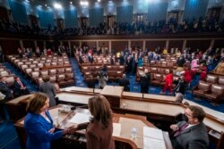 Lide La Chanm de Reprezantan Nancy Pelosi (D-Kalifoni) akeyi Vis Prezidan Kamala Harris nan La Chanm de Reprezantan anvan diskou State of the Union (Eta Peyi a) ke Prezidan Joe Biden pral pwononse.