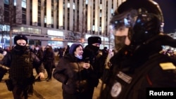 Seorang peserta aksi protes antiperang di Moskow ditahan oleh petugas polisi dalam aksi yang berlangsung pada 24 Februari 2022. (Foto: Reuters/Denis Kaminev)