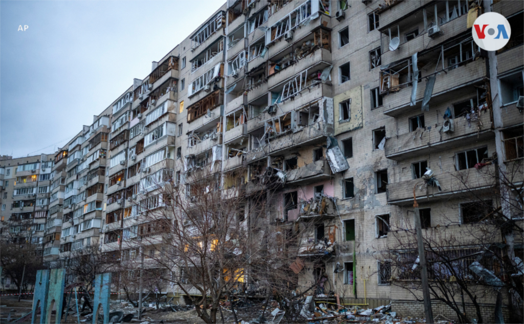 Un edificio sufrió daños tras un ataque con cohetes en la ciudad de Kiev, Ucrania.