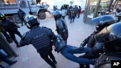 Policija hapsi učesnike protesta u Sankt Peterburgu, u Rusiji (Foto: AP)