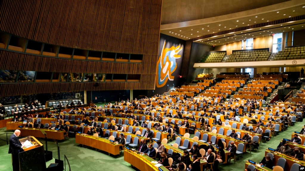 El representante permanente de Rusia para las Naciones Unidas, Vassily Nebenzia, habla durante una reunión de emergencia de la Asamblea General de Naciones Unidas, el lunes 28 de febrero de 2022, en la sede de la ONU. 