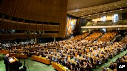 El representante permanente de Rusia para las Naciones Unidas, Vassily Nebenzia, habla durante una reunión de emergencia de la Asamblea General de Naciones Unidas, el lunes 28 de febrero de 2022, en la sede de la ONU. 