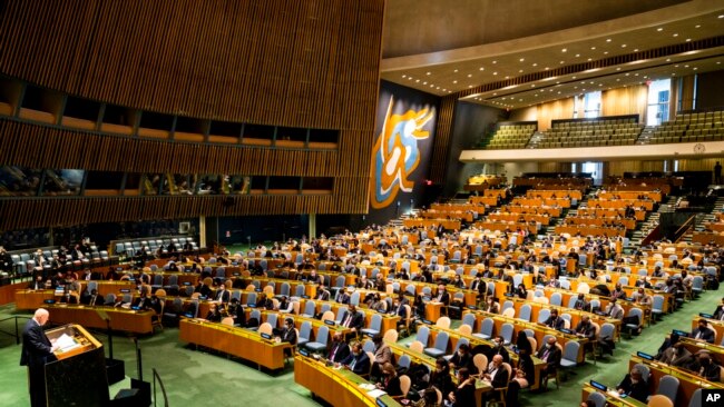 El representante permanente de Rusia para las Naciones Unidas, Vassily Nebenzia, habla durante una reunión de emergencia de la Asamblea General de Naciones Unidas, el lunes 28 de febrero de 2022, en la sede de la ONU.