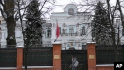 一名男子走过中国驻基辅大使馆大门处 (2022年3月1日)