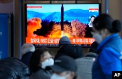 27일 한국 서울역에서 북한의 미사일 발사 관련 보도가 나오고 있다.