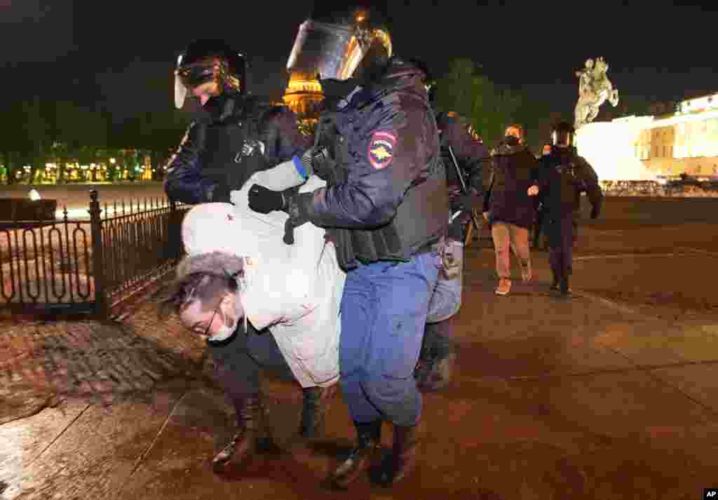 La policía detiene a manifestantes durante una protesta contra el ataque de Rusia a Ucrania, en San Petersburgo, Rusia, el lunes 28 de febrero de 2022. [Foto AP]