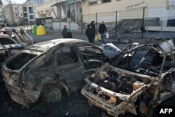 Mobil yang hancur akibat penembakan di pinggiran Kyiv pada 28 Februari 2022. (Foto: AFP)