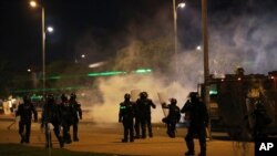 La policía dispara gases lacrimógenos contra los manifestantes durante una protesta contra el gobierno en Bogotá, Colombia, el miércoles 26 de mayo de 2021.