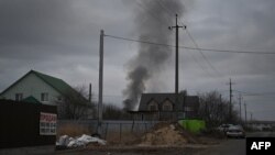 24일 우크라이나 수도 키이브(러시아명 키예프) 북부 호스토멜 공항 주변에서 검은 연기가 피어오르고 있다. 러시아 국방부는 25일 호스토멜 공항을 장악했으며 이곳에 공수부대가 진입했다고 발표했다.