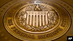 ARHIVA - Logo američkih Federalnih rezervi u sedištu u Vašingtonu