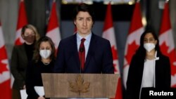 Premye Minis Kanadyen an Justin Trudeau ak Minis Afe Etranje Melanie Joly, ak lot manm kabine li a pandan yon konferans pou lapres nan Ottawa, Ontario, Kanada, 24 Feviye 2022. 