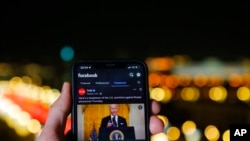 Ứng dụng Facebook trên điện thoạt thông minh tại Moscow ngày 25/2 cho thấy Tổng thống Mỹ Joe Biden phát biểu về Ukraine.
