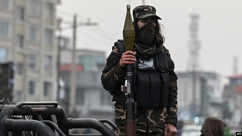 资料照：2022年1月21日，在喀布尔，一名塔利班战士手持火箭推进榴弹站在一辆车上。(photo:VOA)