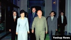 지난 2002년 5월 평양을 방문해 김정일 국방위원장(오른쪽)과 만난 박근혜 한국 새누리당 대통령 후보. (자료사진)