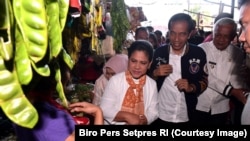 Presiden Joko Widodo dan Ibu Negara Iriana saat mengunjungi Pasar Rakyat Balige di Sumatra Utara, Jumat, 15 Maret 2019. (Foto: Biro Pers Setpres RI)