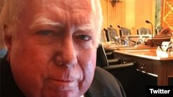 Jerome Corsi, asociado de Roger Ailes, cercano aliado del presidente Donald Trump, espera ser imputado por fiscal especial. 