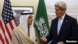 ທ່ານ John Kerry ໂອ້ລົມກັບລັດຖະມົນຕີການຕ່າງປະເທດ ຊາອຸດີ ອາຣາເບຍ ທ່ານ Adel al-Jubeir ທີ່ນະຄອນຫຼວງ ລອນດອນ. (14​ ມັງກອນ 2016)