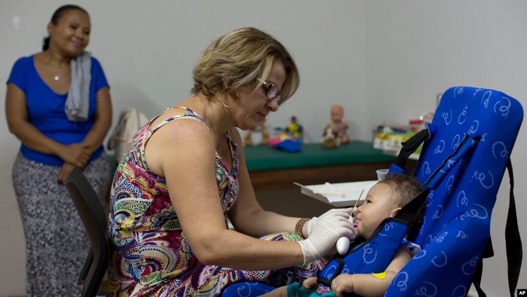 Caio Julio Vasconcelos yang lahir dengan microcephaly menjalani terapi fisik di Joao Pessoa, Brazil (25/2). (AP/Andre Penner)