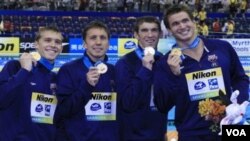 TIm renang AS (dari kiri) Nicholas Thoman, Mark Gangloff, Michael Phelps dan Nathan Adrian, meraih emas dalam nomor 4x100m Gaya Ganti dalam Kejuaraan Dunia Renang FINA di Shanghai, Tiongkok, Minggu (31/7).