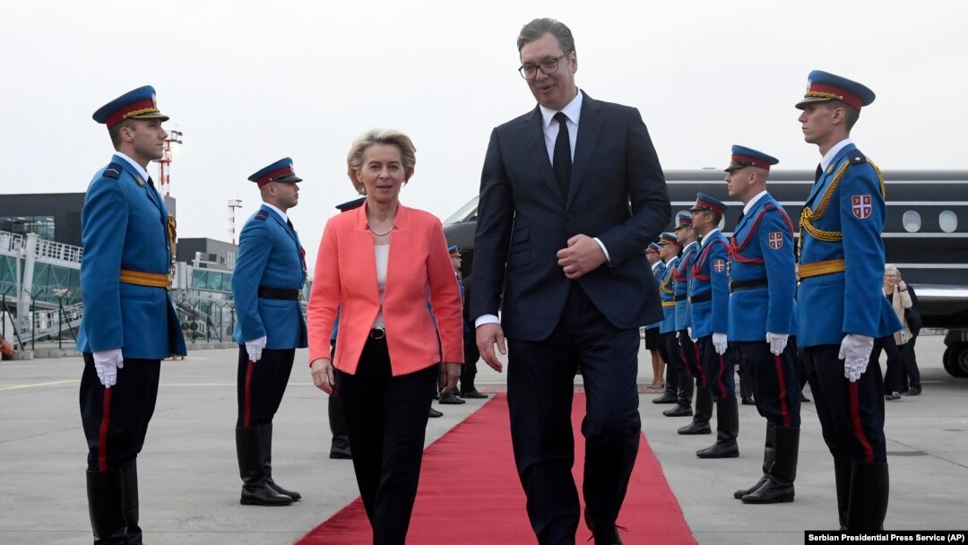 Predsednik Srbije Aleksandar Vučić i predsednica Evropske komisije Ursula fon der Lajen na beogradskom aerodromu (Foto: AP/Serbian Presidential Press Service) 