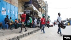 Le virus à Ebola entrave considérablement l'activité économique, notamment à Monrovia, au Libéria (Benno Muchler/VOA) 
