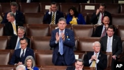Senator Džo Menčin iz Zapadne Virdžinije aplaudira sedeći među republikanskim senatorima za vreme prvog govora predsednika Bajdena o stanju nacije, 1. marta 2022.