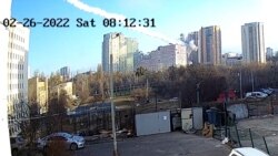 Стопкадр з відео, яке зафіксувало удар ракети в будинок у Києві 26 лютого 2022 р.