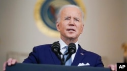 ប្រធានាធិបតី​សហរដ្ឋ​អាមេរិក​ លោក Joe Biden ថ្លែង​សុន្ទរកថា​ប្រកាស​បេក្ខជន​ចៅក្រម​តុលាការ​កំពូល​ថ្មី នៅ​សេតវិមាន រដ្ឋធានី​វ៉ាស៊ីនតោន ថ្ងៃទី២៥ ខែកុម្ភៈ ឆ្នាំ២០២២។ (AP Photo/Carolyn Kaster, File)