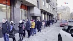 Ռուսաստանցիներն անհանգստացած են ռուբլու անկմամբ և բանկոմատներում արժույթի բացակայությամբ. բանկերի առջև գոյանում են հերթեր 