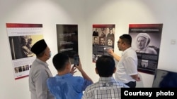 Para pengunjung Museum Holocaust di Minahasa, Sulawesi Utara, saat mengunjungi museum yang baru diresmikan pada Januari 2022. (Foto: Courtesy of Yaakov Baruch)