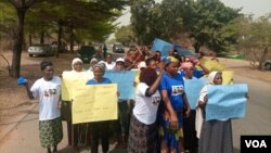 Protesters in Abuja, Nigeria, hold up placards as they chant for peace and call for evacuation of Nigerian students and nationals stranded in Ukraine, Feb. 28, 2022. (Timothy Obiezu/VOA)