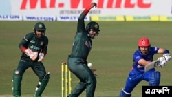 বাংলাদেশ ও আফগানিস্তানের মধ্যকার ওয়ানডে সিরিজের শেষ ম্যাচে আফগানিস্তানের রহমত শাহ ব্যাট করছেন। (ছবি- মুনির উজ জামান/ এএফপি) 