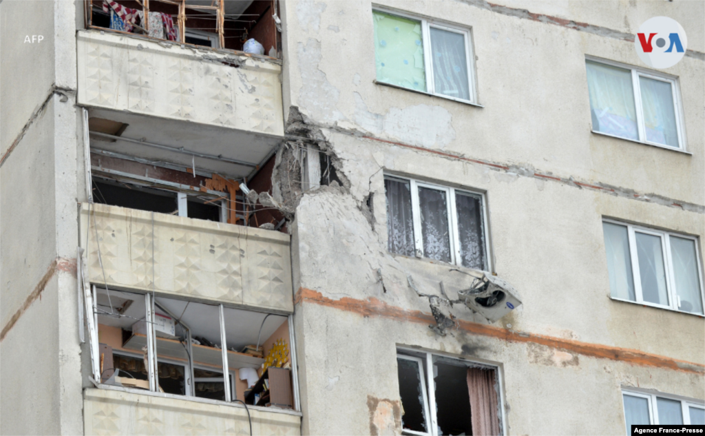 Los bombardeos registrados el sábado 26 de febrero en Járkov, día en que Rusia ordenó a sus tropas atacar en todas las direcciones, causaron daños en edificios residenciales.