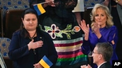 Embaixadora da Ucrania Oksana Markarova, (esquerda) ao lado da primeira Dama Jill Biden agradece os aplausos