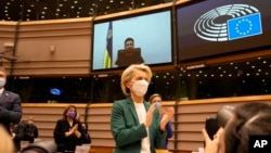 乌克兰总统泽连斯基通过视频向布鲁塞尔的欧洲议会发表讲话后，欧盟委员会主席冯德莱恩起立鼓掌。（2022年3月1日）