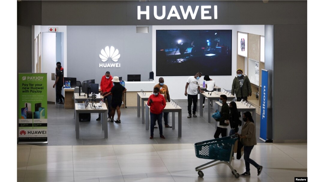 Pelanggan dan karyawan di toko Huawei di mal Sandton City, Sandton, Afrika Selatan, 16 Februari 2022.