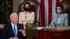 El presidente Joe Biden se dirige a una sesión conjunta del Congreso, el 28 de abril de 2021, ante Cámara Baja y Senado en el Capitolio en Washington, vicepresidenta Kamala Harris y la presidenta de la Cámara de Representantes, Nancy Pelosi, observan. (Foto archivo)