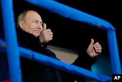 Presiden Rusia Vladimir Putin menghadiri upacara pembukaan Olimpiade Musim Dingin 2022, 4 Februari 2022, di Beijing.  (Foto: AP)