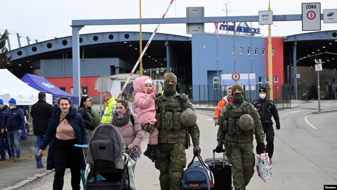Военнослужащие Словакии помогают беженцам из Украины, которые прибывают в Словакию