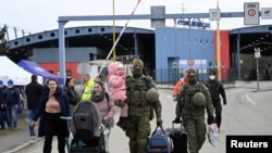 Военнослужащие Словакии помогают беженцам из Украины, которые прибывают в Словакию